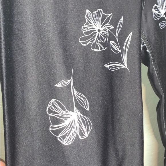 Fabletics Flower print black and white leggings - Picture 3 of 7